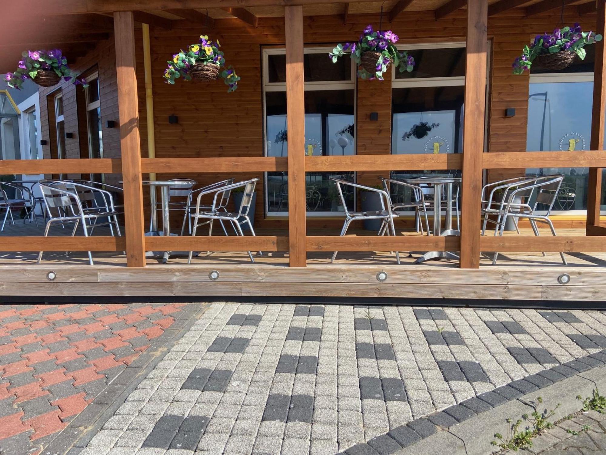 Hotel Zolta Walizka Gosciniec Podrzewie Exteriér fotografie